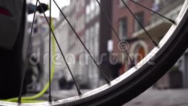 阿姆斯特丹一辆自行车轮<strong>背景电动车</strong>充电
